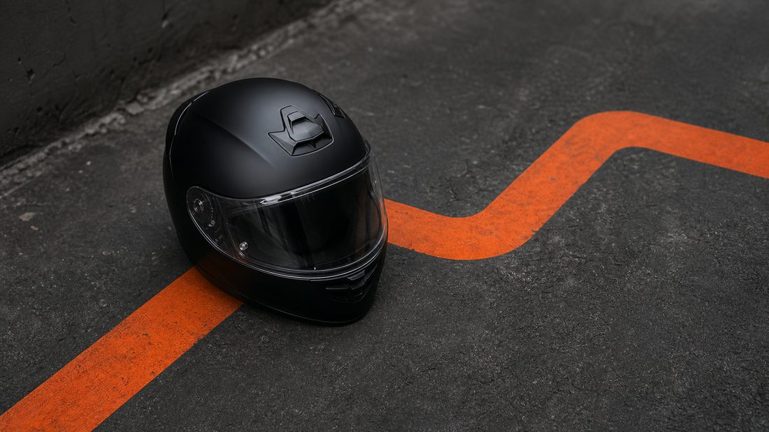 Capacete sobre o asfalto com o percurso pintado