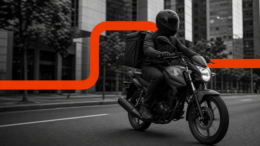 Entregador em movimento na cidade com o percurso