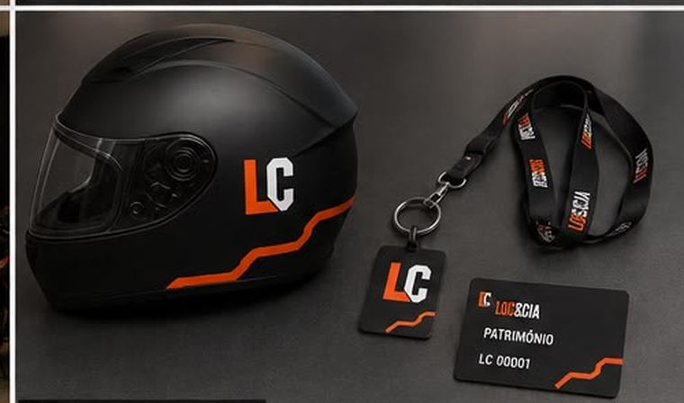 Capacete e acessórios com o monograma LC