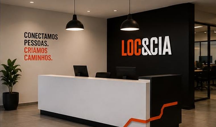 Interior da loja com o conceito na parede