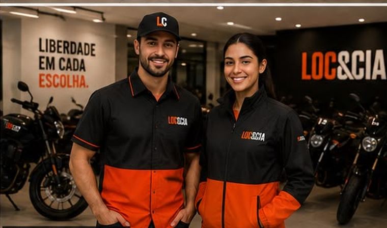 Equipe com uniformes da marca
